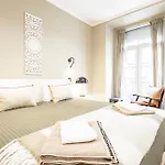 Cozy 3br Near Av Liberdade Sleeps 8 Patio Holiday home Lisbon