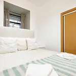 Cozy 3br Near Av Liberdade Sleeps 8 Patio Holiday home Lisbon