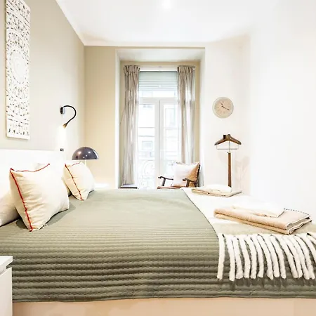 Cozy 3Br Sleeps 8 Patio Near Av Liberdade Lisbon