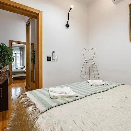 Cozy 3Br Sleeps 8 Patio Near Av Liberdade Lisbon