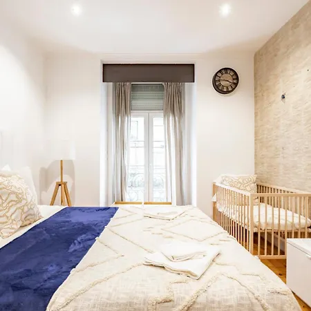 Cozy 3Br Sleeps 8 Patio Near Av Liberdade Lisbon