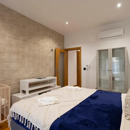 Holiday home Cozy 3Br Sleeps 8 Patio Near Av Liberdade Lisbon