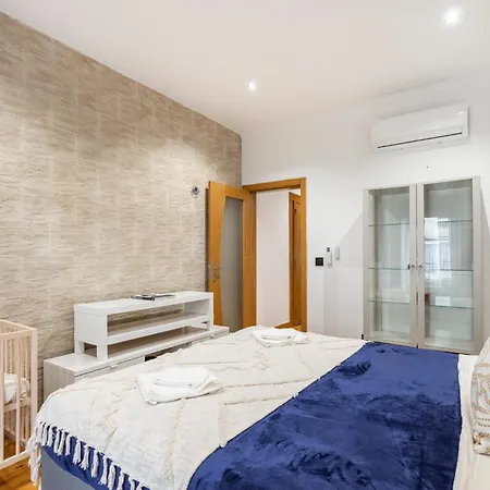 Holiday home Cozy 3Br Sleeps 8 Patio Near Av Liberdade Lisbon